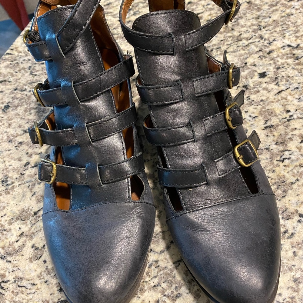 Lucky Brand sandals sz 7.5 in black with buckles.